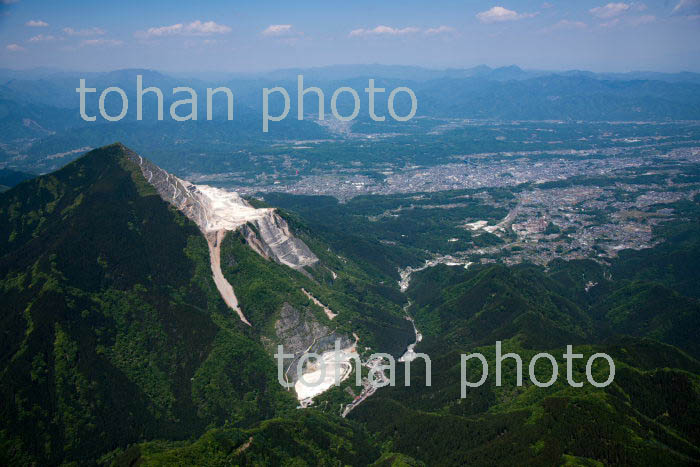 武甲山と秩父盆地と秩父市街地(2018/5)