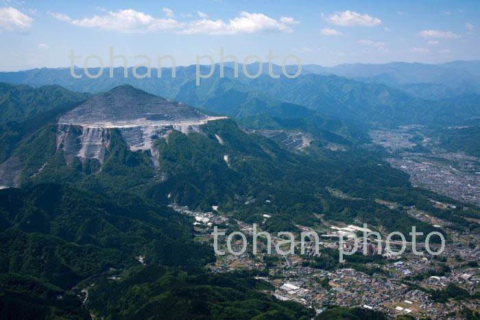 横瀬町の工場地より武甲山(2018/5)