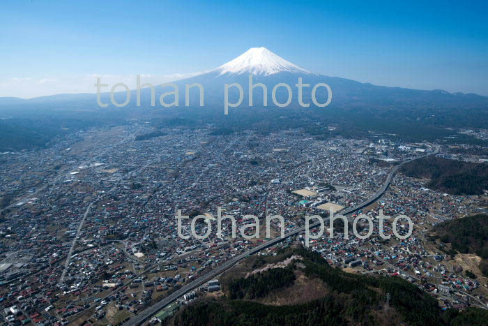 満開の桜の新倉山浅間公園と富士吉田市街地より富士山(2018/4)