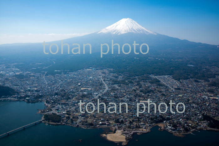 河口湖(桜満開の八木崎公園と河口湖大橋)周辺より富士山(2018/4)