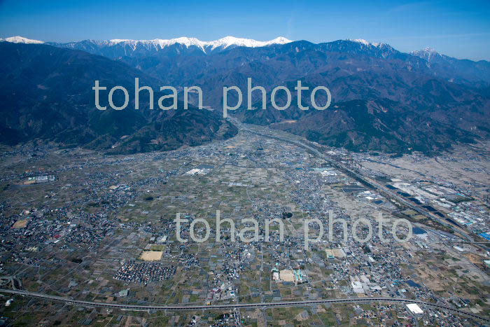 南アルプス市の扇状地より明石山脈(2018/4)