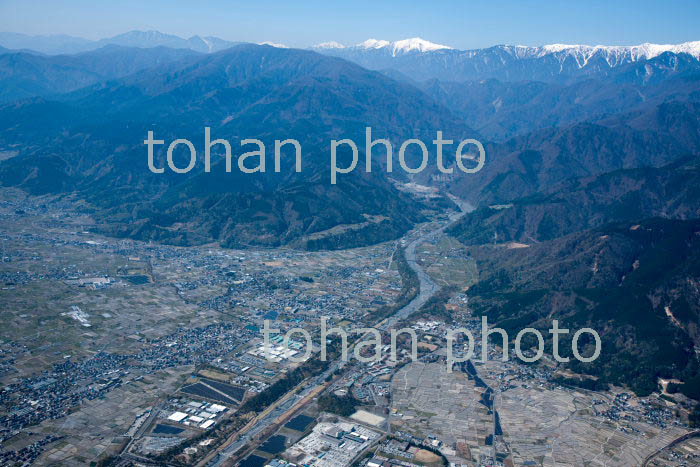 南アルプス市の扇状地より明石山脈(2018/4)