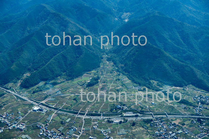 勝沼,一宮の扇状地と中央高速道路(釈迦堂パーキング付近)(2018/10)