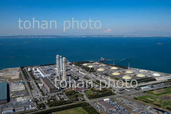 東京電力富津火力発電所と東京湾,富士山(2019/4)