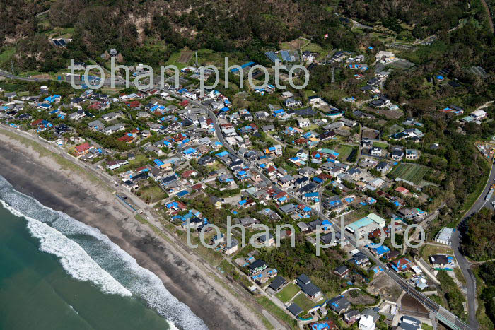 台風15号,19号で屋根が飛ばされた南房総富富浦町南無谷地区の町並み(2019/11)