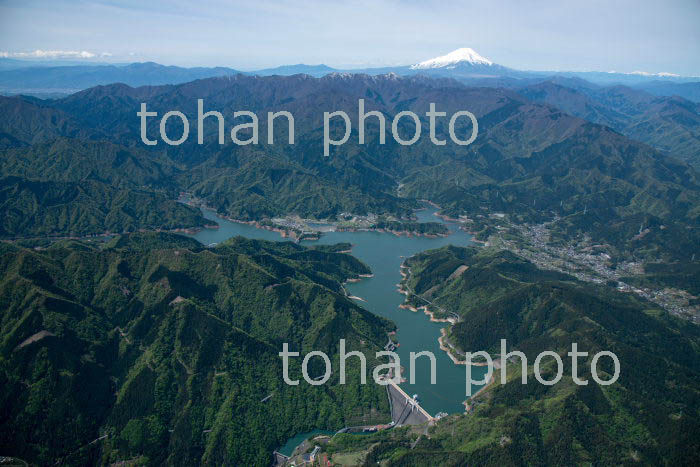 新緑の宮ケ瀬ダムと宮ケ瀬湖と丹沢山地と富士山(2019/4)