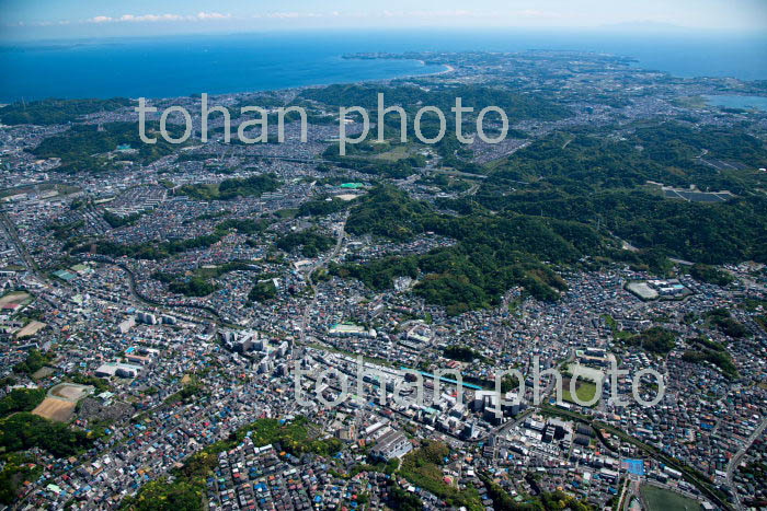 衣笠駅(JR横須賀線)の住宅地より金田湾,東京湾(2019/5)