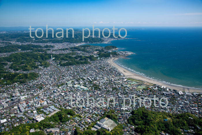 鎌倉駅と鎌倉市街地より鎌倉海岸と相模湾(2019/5)