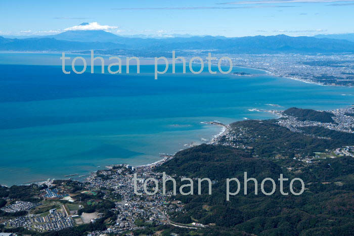 秋谷周辺の海岸線より相模湾と富士山(2019/10)