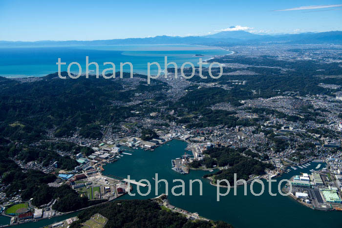 横須賀長浦港周辺より湘南海岸と富士山(2019/10)