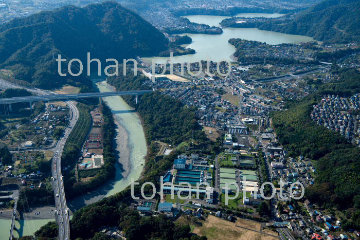 神奈川県企業庁谷ヶ原浄水場より津久井湖(2019/11)