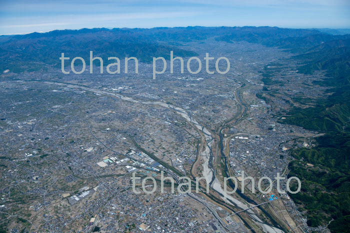 甲府盆地(笛吹川,釜無川合流地周辺より甲府市街地方面)(2019/4)