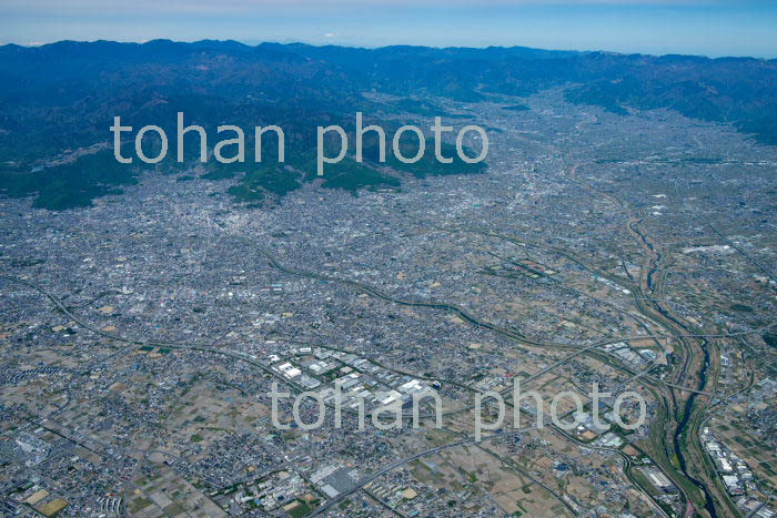 甲府盆地(笛吹川,荒川合流地周辺より甲府市街地方面)(2019/4)