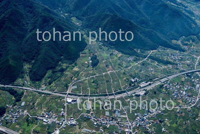 勝沼,一宮の扇状地と中央高速道路(釈迦堂パーキング付近)(2019/9)