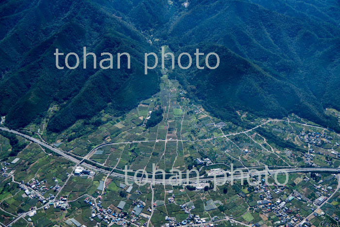 勝沼,一宮の扇状地と中央高速道路(釈迦堂パーキング付近)(2019/9)