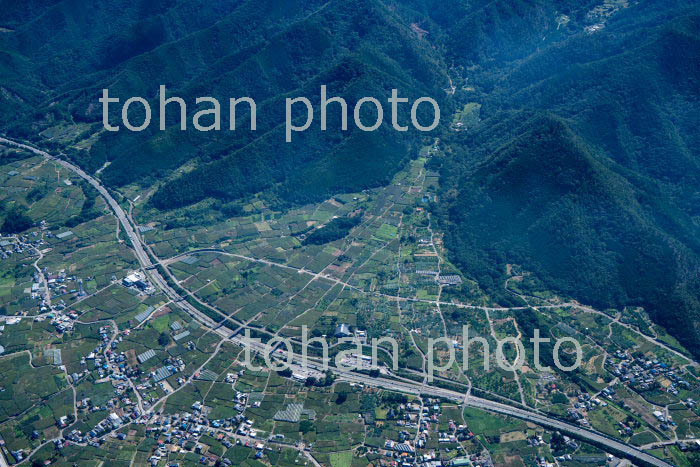 勝沼,一宮の扇状地と中央高速道路(釈迦堂パーキング付近)(2019/9)