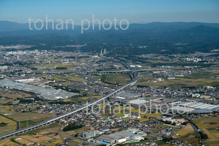 伊勢湾岸自動車道(トヨタ自動車上郷工場周辺より豊田JCT方面)後方豊田市街地(2020/11)