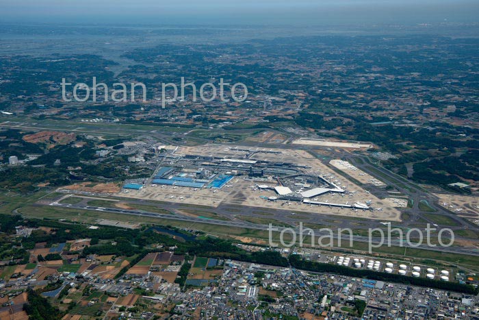 成田国際空港全景(A滑走路,西よりB滑走路東,方面)(2020/5)