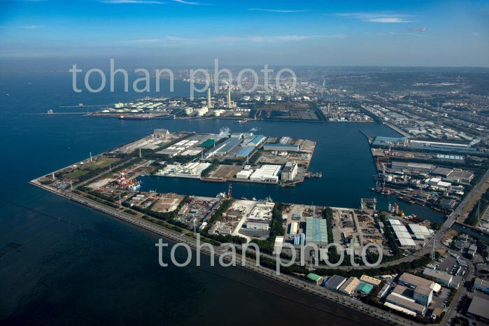 タンカー船と五井南海岸の備蓄タンク群(京葉コンビナート)(2020/11)