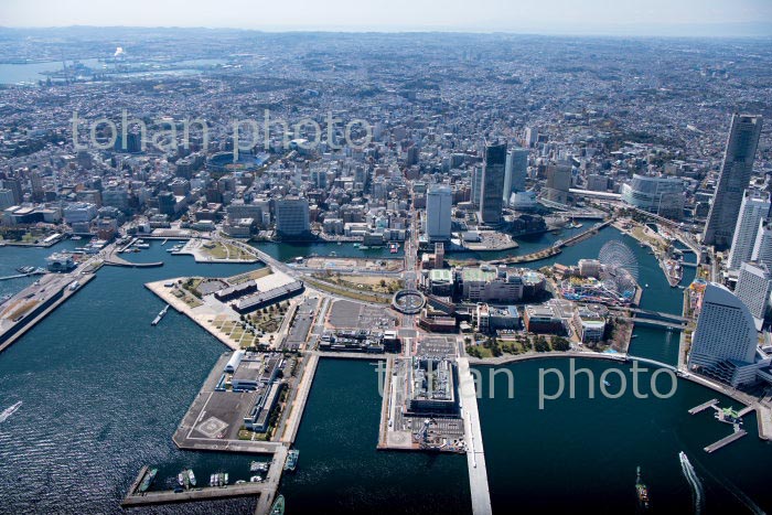 横浜港より新港埠頭と横浜の街並み(2020/3)