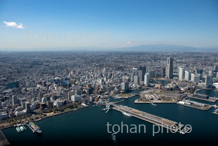 横浜港と山下公園周辺より横浜の街並みと富士山(2020/3)