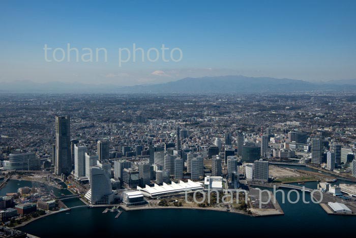 みなとみらい地区より横浜の街並みと富士山(2020/3)