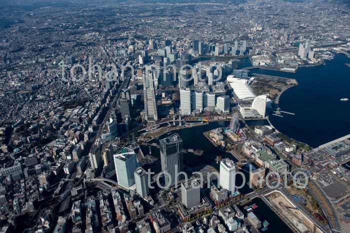 桜木町駅周辺よりみなとみらい地区と横浜港(2020/11)