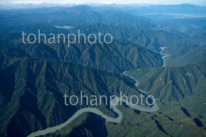 天竜川の蛇行模様(静岡県水窪町周辺より長野県天龍村方面)(2020/10)