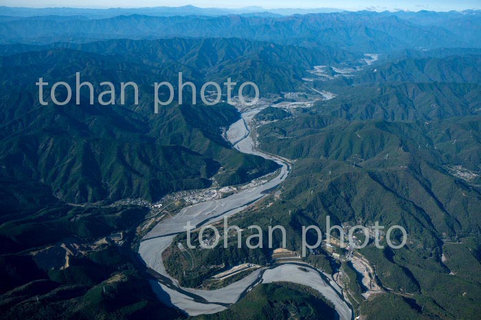 蛇行模様の大井川(高熊地区より大井川上流方面)(2020/11)