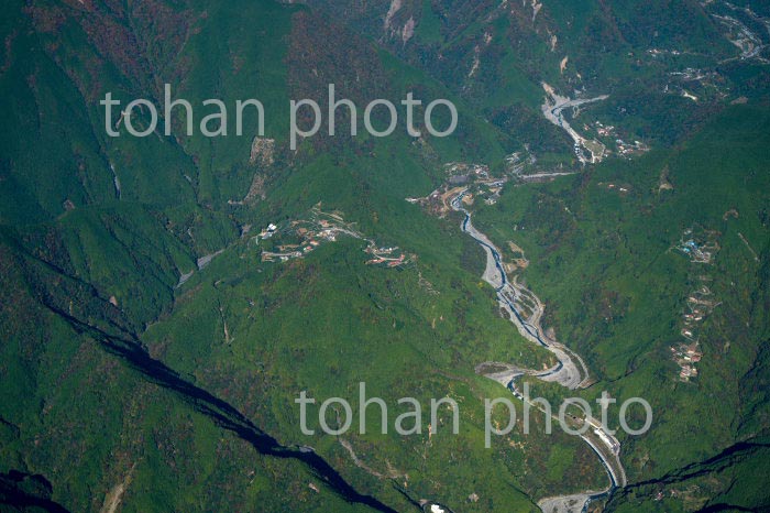 蛇行模様の安部川上流の梅ヶ島地区より上流(2020/11)