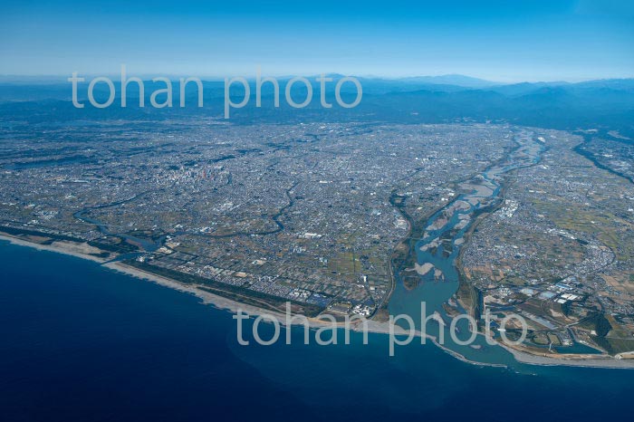 遠州灘より浜松市街地と天竜川河口(2020/11)