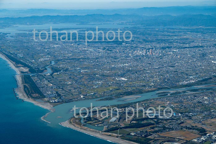 遠州灘より磐田市南部地区と浜松市街地と天竜川河口(2020/11)