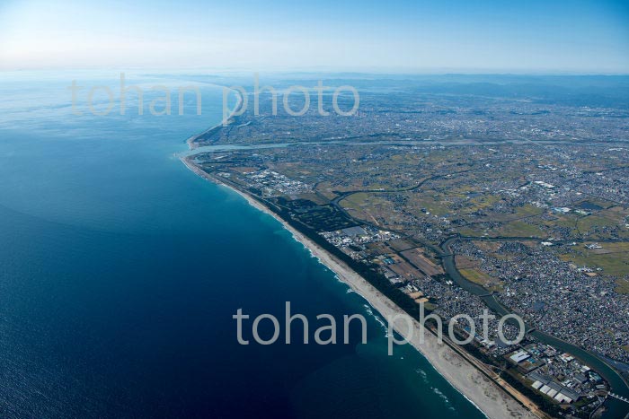 遠州灘より磐田市南部地区と浜松市街地と天竜川河口(2020/11)