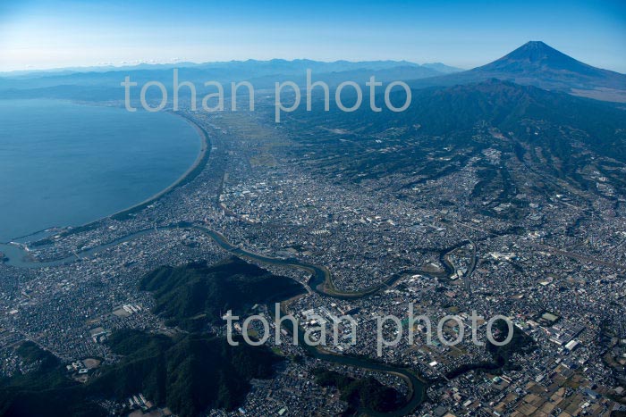 三島と沼津の街並みより富士山(2020/11)