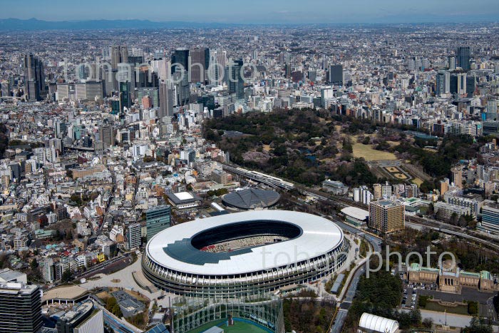 国立競技場周辺より桜満開の新宿御苑と新宿ビル群(2020/3)