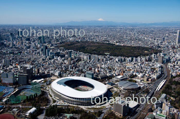 国立競技場周辺より桜満開の代々木公園と富士山(2020/3)