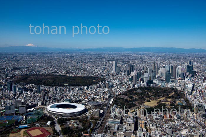 国立競技場周辺より桜満開の代々木公園,新宿御苑と富士山(2020/3)