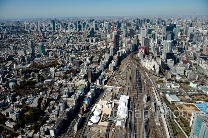 高輪ゲートウェイ駅と高輪,泉岳寺周辺より田町駅,都心方面(2020/3)