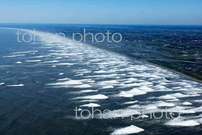 台風翌日の九十九里浜の波のうねり模様と九十九里平野(匝瑳市吉崎付近)(2021/10)