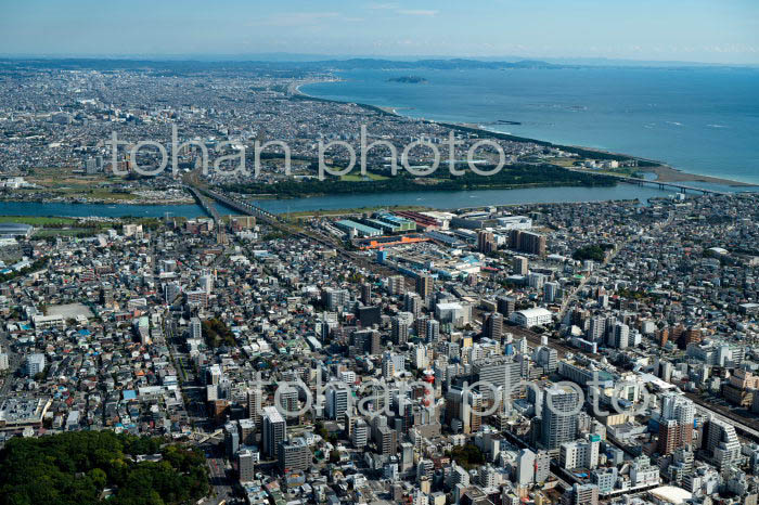 平塚市街地より江の島と湘南海岸方面(2021/10)