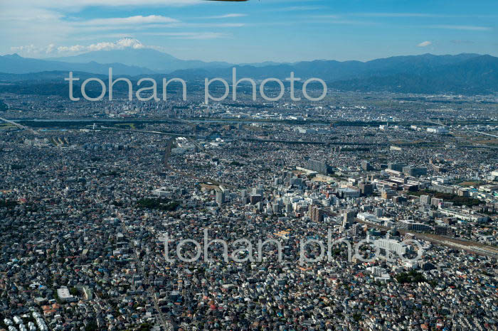 茅ヶ崎駅と茅ケ崎の街並みより平塚市街地,富士山(2021/10)