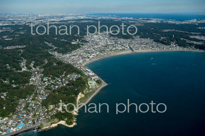 稲村ヶ崎付近より由比ヶ浜,材木座海岸と鎌倉市街地(2021/10)