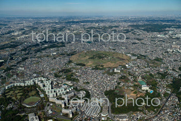 旧深谷通信所跡地(円形の敷地)周辺より横浜の街並み(2021/10)