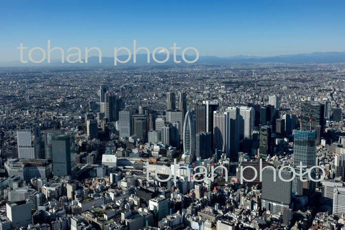 新宿駅と西口高層ビル群より東京の街並みと富士山(2021/11)