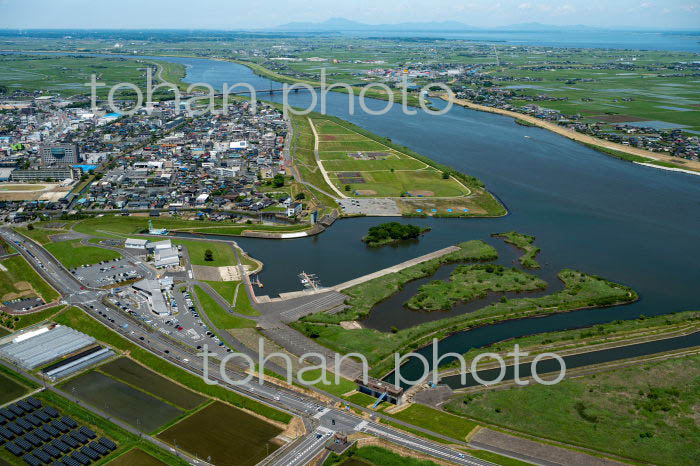 水の郷〔さわら〕地区と利根川より香取市の町並み(2022/05)