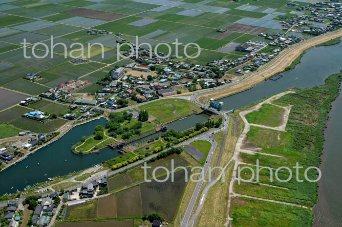 横利根水門と利根川(2022/05)