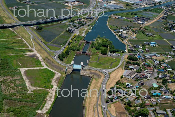 横利根水門と利根川(2022/05)