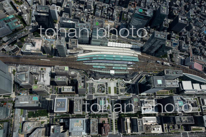 東京駅周辺とビル群(俯瞰撮影)(2022/8)