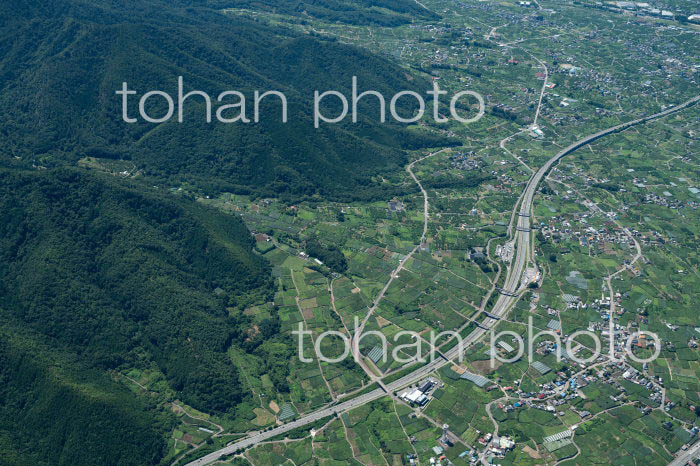 勝沼,一宮の扇状地と中央高速道路(釈迦堂パーキング付近)(2022/8)