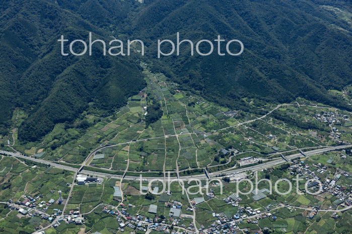 勝沼,一宮の扇状地と中央高速道路(釈迦堂パーキング付近)(2022/8)